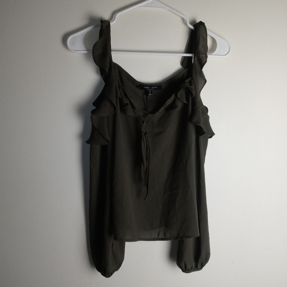 Romeo & Juliet Couture Cold Shoulder Top Size S